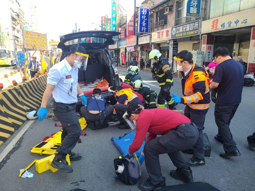 影/騎士等紅綠燈遇劫！慘被捲車底「傷重不治」…事發畫面曝