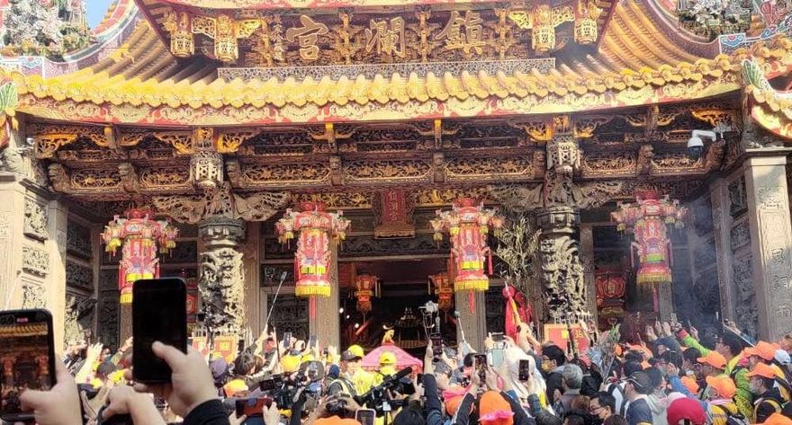 白沙屯媽祖進香/「粉紅超跑」停駕大甲鎮瀾宮　「閃亮三姐妹」癸卯相會