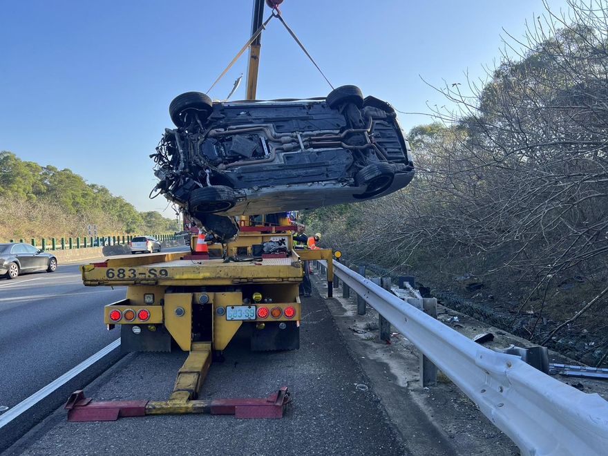 快訊/國3後龍路段「大貨車、小客車追撞」！衝出邊坡1人送醫　驚險畫面曝