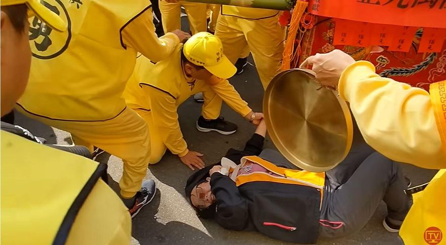 白沙屯媽祖進香/太感人！香燈腳不支倒地　媽祖婆陪她等到救護車來才離開