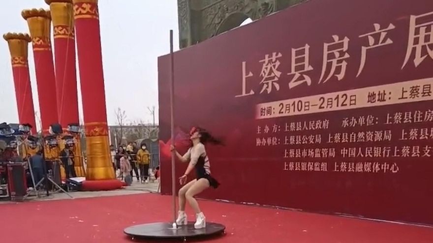 影/母湯！性感女跳鋼管兒童「目不轉睛」　河南一縣府活動惹議
