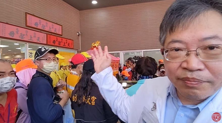 白沙屯媽祖進香/粉紅超跑對醫院玻璃有興趣？ 媽祖婆在指示總院長「這件事」