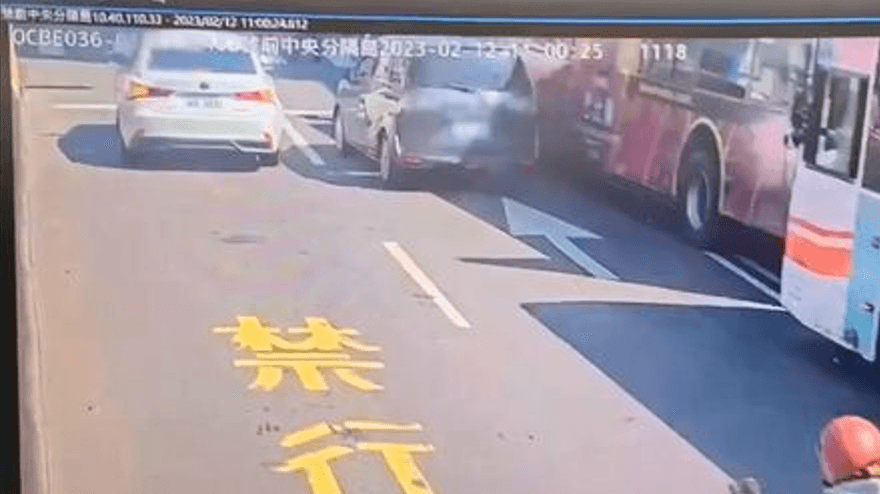 劇烈咳嗽葬送人命！小客車撞完公車輾斃機車騎士　駕駛竟誤以為撞到凹洞