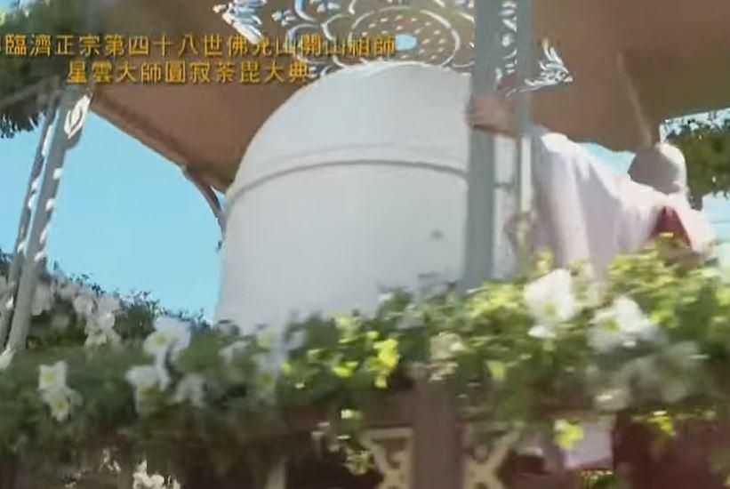 星雲法師圓寂讚頌！「涅槃塔」巡山遇插曲一度上不了車　上萬信眾下跪淚別
