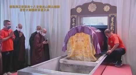 影/星雲法師荼毘大典！長老覆蓋經被送入火化　弟子信眾雙手合十送行