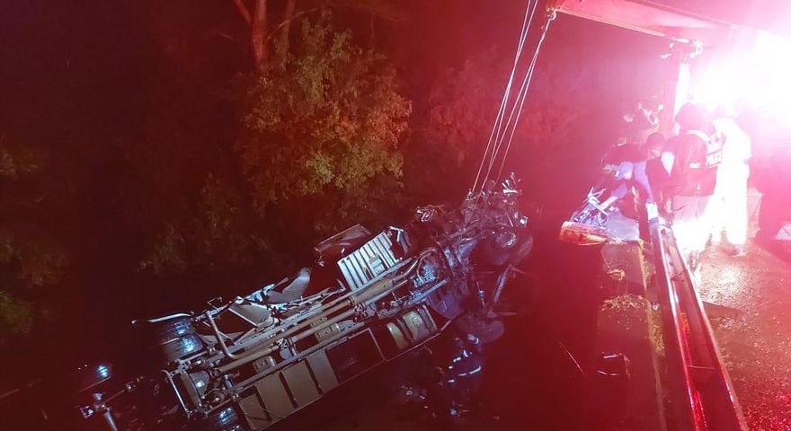 南非傳重大車禍！觀光巴士對撞運鈔車墜河　至少20人喪生