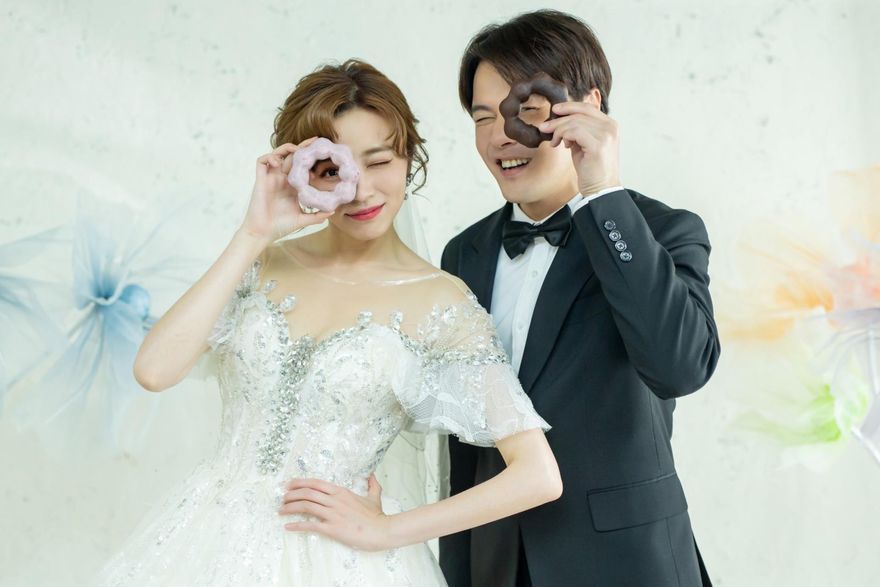 王瞳情人節曝「絕美婚紗照」！走出傷痛再披白紗　辣曬「深V」露香肩