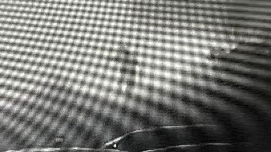 影/新竹深夜火燒車！火光下男子驚險逃生　警方這麼說