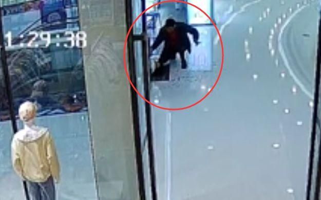 大陸廣西百貨驚傳當眾殺人案　男子持刀猛刺女子十多下投江逃逸