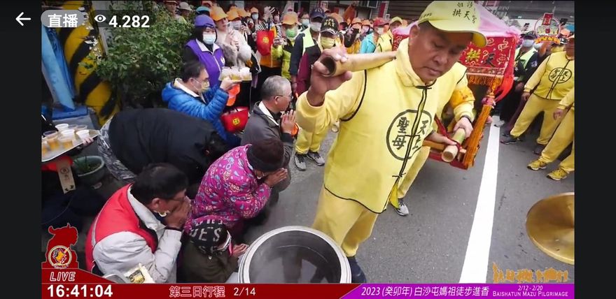 白沙屯媽祖進香/白沙媽體貼！粉紅超跑回頭停駕薑母茶　肯定點心站朋友心意