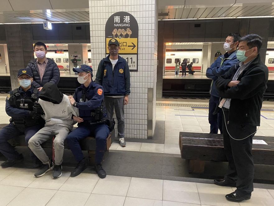 影/脫逃外役監受刑人回籠！魯宗龍遭鐵警押上火車　回花檢歸案
