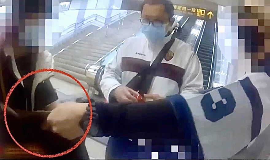 影/通緝男遇警盤查隨身包包給女友　異常舉動讓警方起疑搜出這個