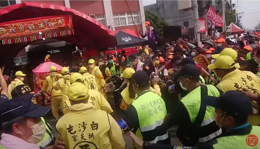 白沙屯媽祖進香/粉紅超跑必定停駕這地方！ 先到北辰派出所再進北港朝天宮