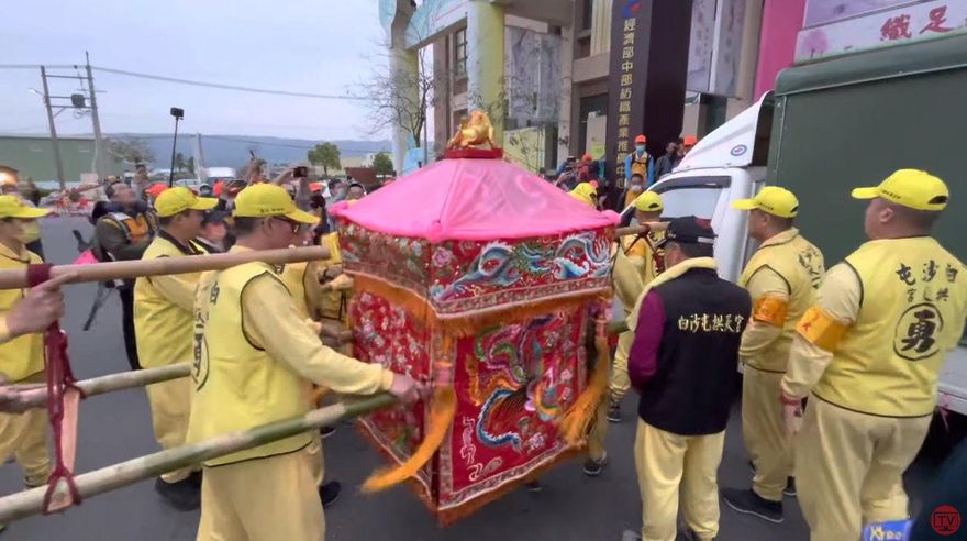 影/白沙屯媽祖進香/「粉紅超跑」忽然轉向衝貨車飛越機車　香燈腳好奇：在找什麼？