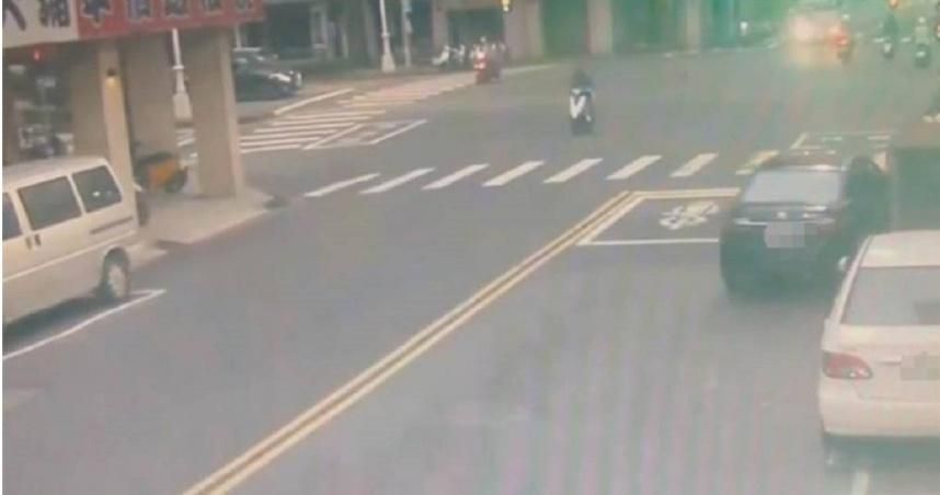 提心吊膽！「失控撞6車1傷」驚見銀髮駕駛猝死車內…警初判車禍前已昏厥