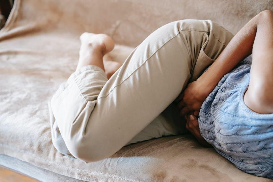壓力大肚子就不聽話！腹痛到「腸子像打結」醫解答：不是病