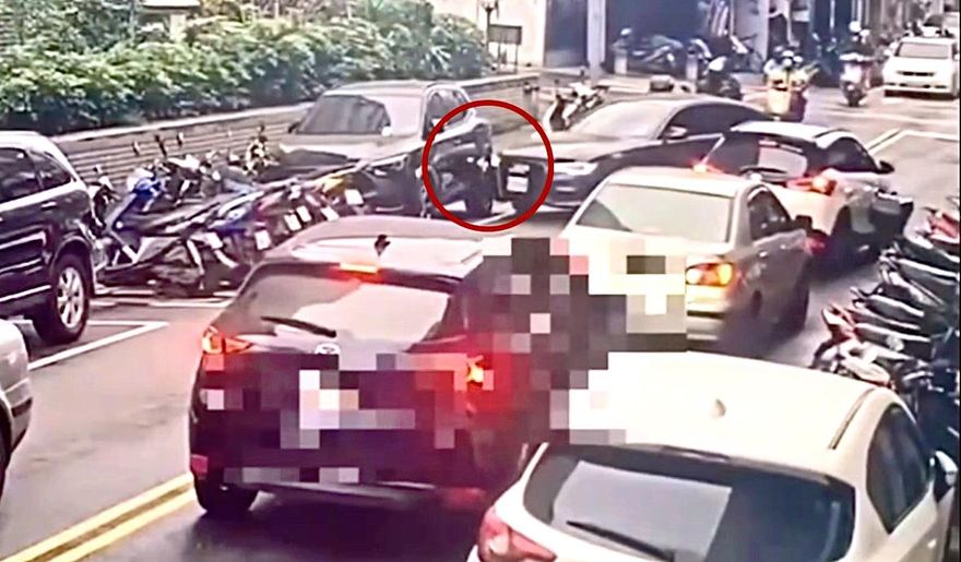 奧迪搶停車格秒大迴轉　A到路邊全新MG休旅車竟肇逃