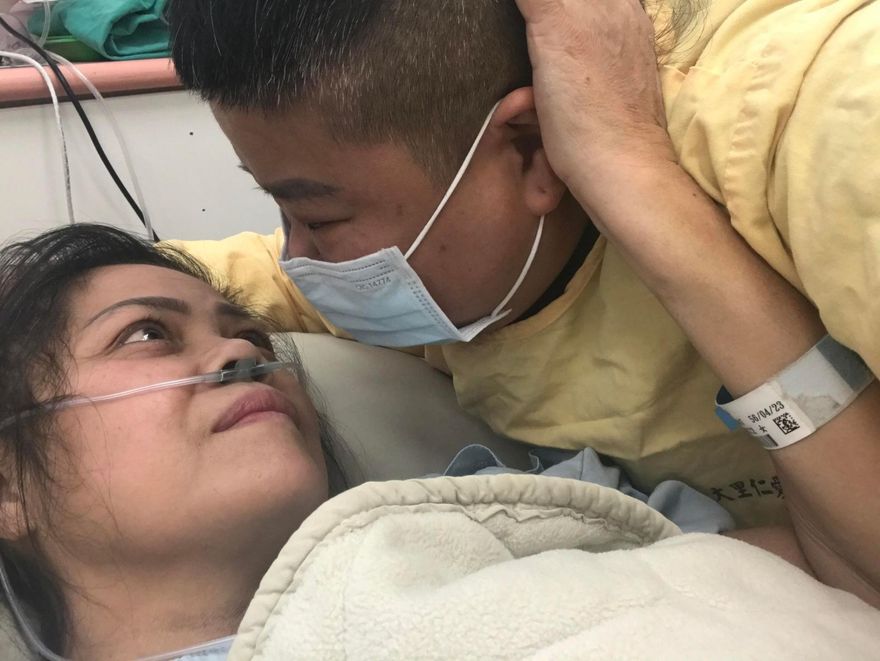 影/白沙屯媽祖進香/獨！友人離世無法隨香媽祖　她捧遺照還願…柯文哲也致意