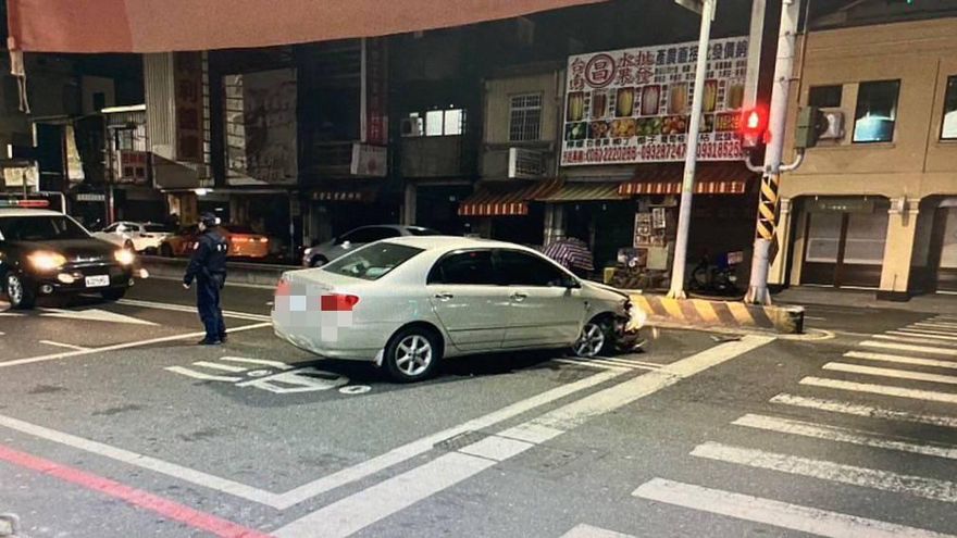 快訊/警紀又出包！高雄保五總隊警「酒後自撞分隔島」　恐記1大過