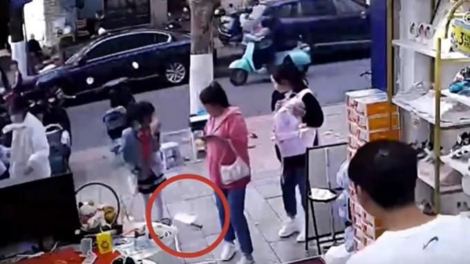 影/昆明鬧市菜刀從天降　女童路過險成刀下亡魂