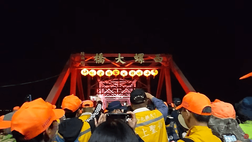 白沙屯媽祖進香/歷史性的一刻！白沙屯媽祖婆首次夜間過西螺大橋