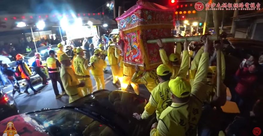 白沙屯媽祖進香/廣福宮前大塞車！「粉紅超跑」凌空升起渡車流　信徒直呼：無人能敵