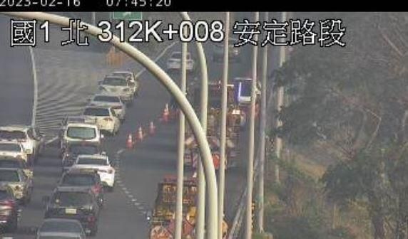 快訊/國1安定段北向火燒車事故！小客車起火狂燃　下秒慘淪廢鐵…驚悚畫面曝