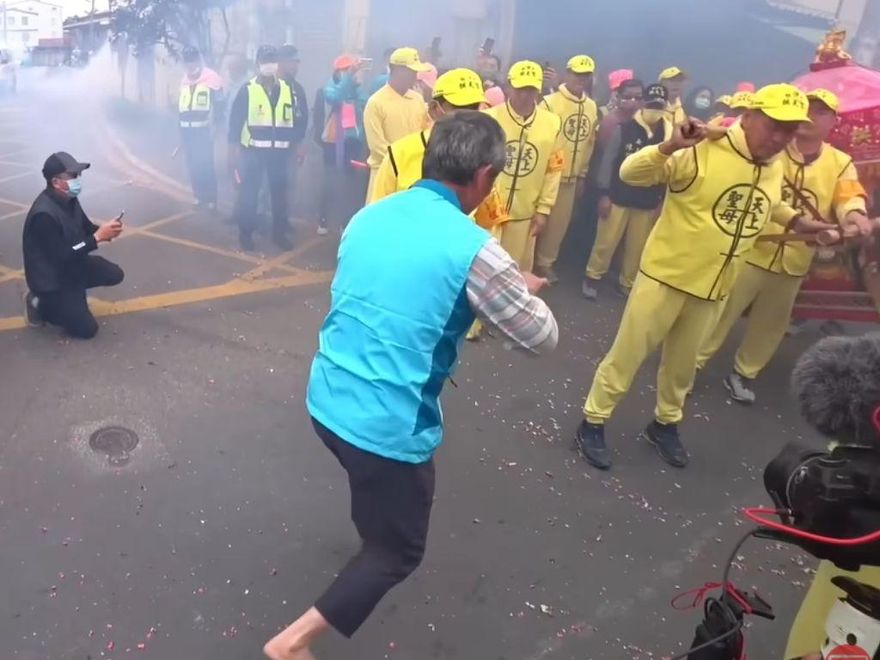 白沙屯媽祖進香/集體翻車！阿伯「脫衣起乩」　粉紅超跑衝進國姓宮