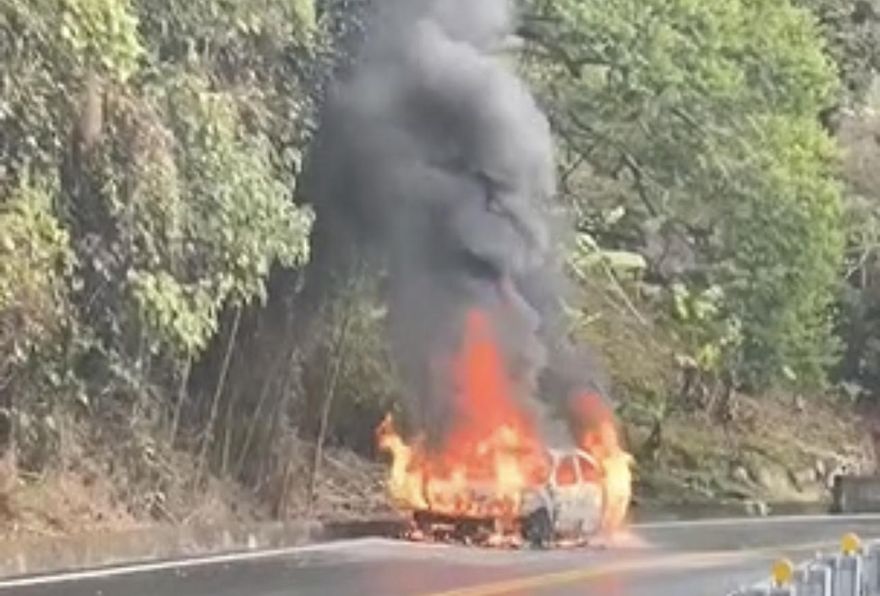 快訊/台18線阿里山公路火燒車　轎車陷火海燒到剩骨架駕駛自行逃出