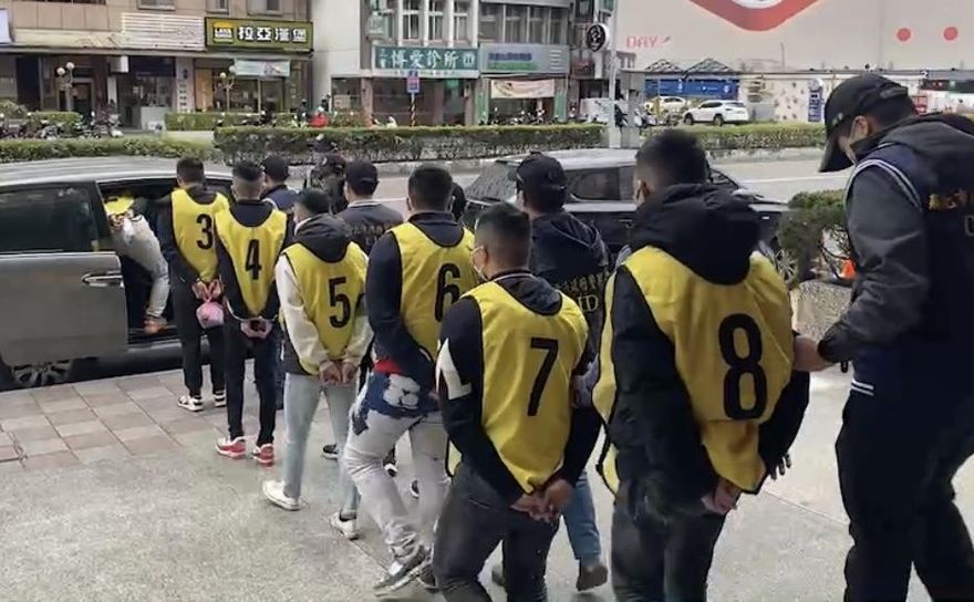 明仁會19歲大哥吸收未成年　率眾鬥毆、押人拍裸片恐嚇取財