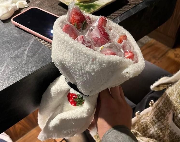 被毀掉的情人節！網訂草莓花束變「抹布包草莓」　店家裝傻回：哪裡有問題？
