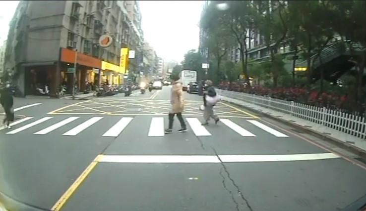 影/禮讓斑馬線行人竟遭警車鳴笛催趕　網民一片撻伐…轄區警方這樣解釋