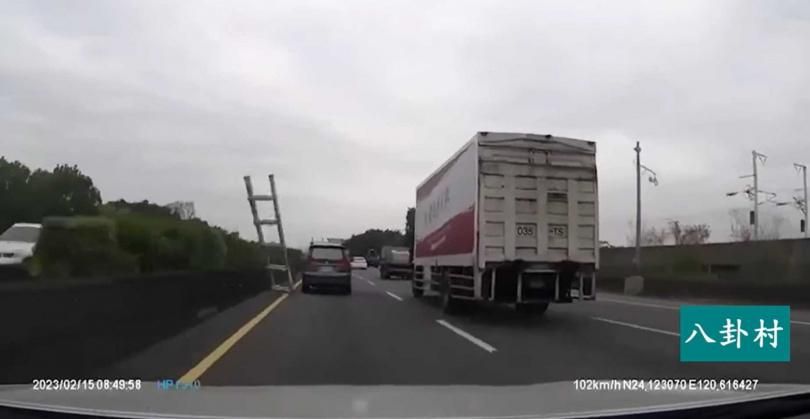 影/「升天」梯？國道開車到一半突有大鋁梯迎面飛來　他驚險右偏逃過一劫