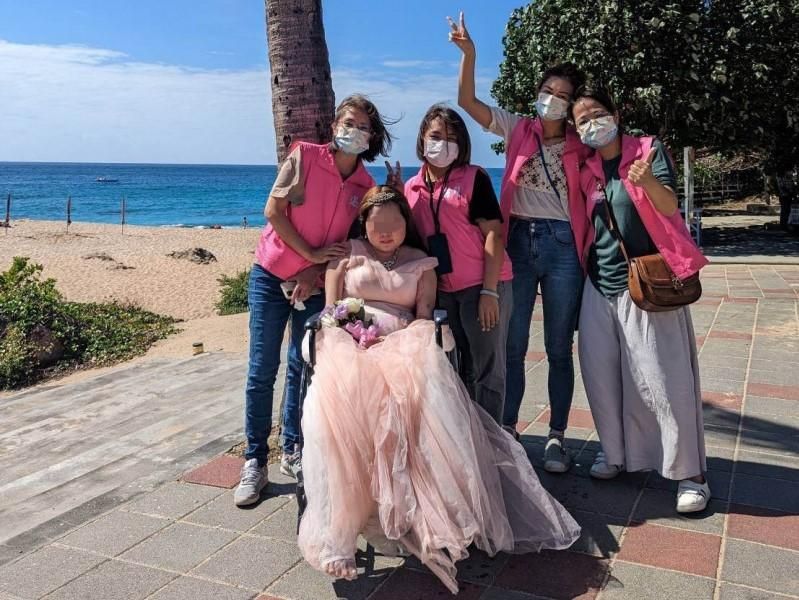 替癌末女圓夢！一句「想美美的去看海」讓居護團隊克服困難：看到你幸福就值得