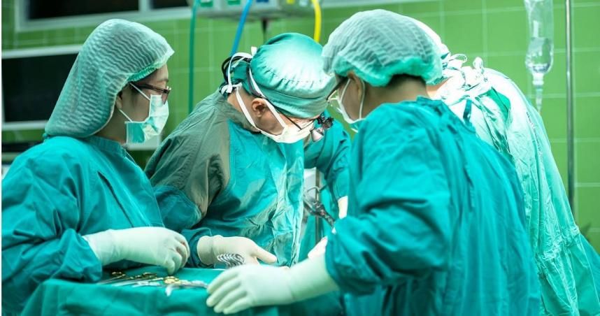 遭恐怖寄生蟲鑽大腦！14歲男開腦取出「拳頭大囊腫」奇蹟活命