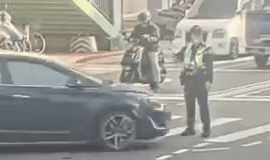 影/行人地獄警察版！士林警站斑馬線指揮交通竟遭撞　駕駛稱「轉彎沒看到」