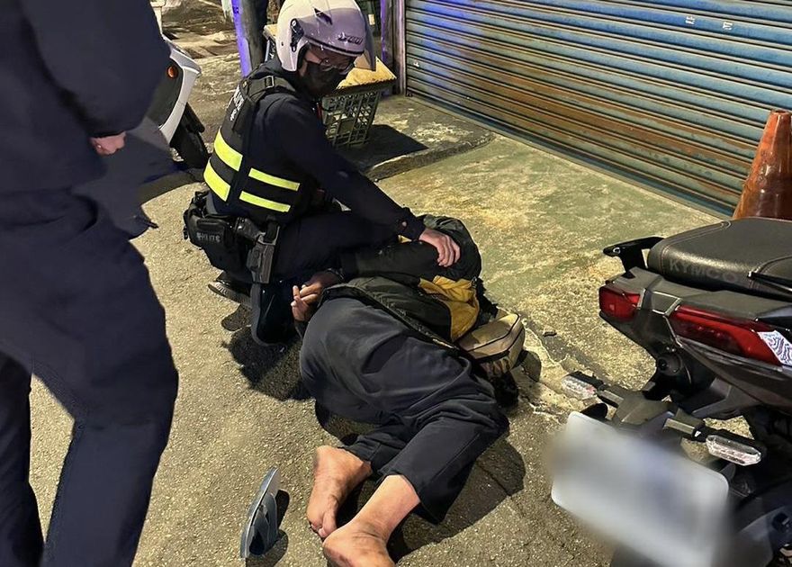 快訊/新北男持菜刀行搶燒臘店　線上警網圍捕壓制