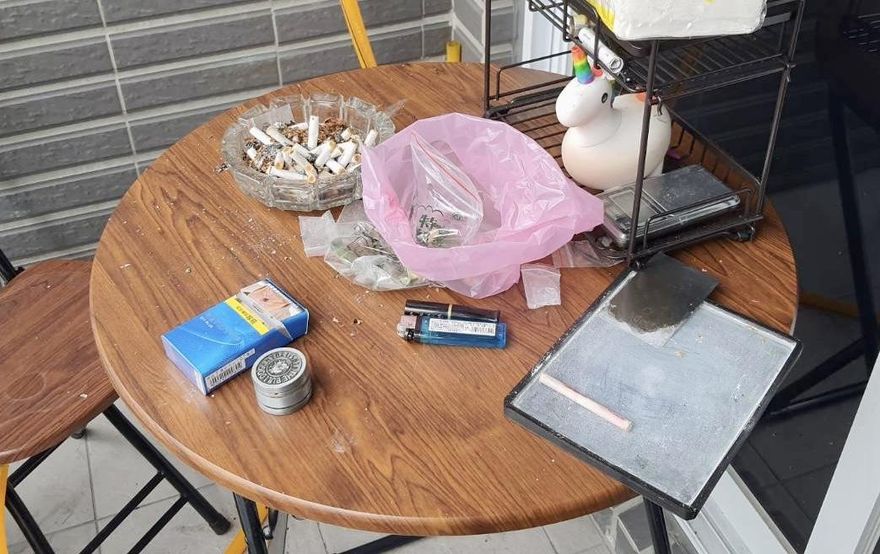 惡鄰纏身！大樓住戶每天聞刺鼻異味受不了　原來是癮君子在陽台拉K又呼麻