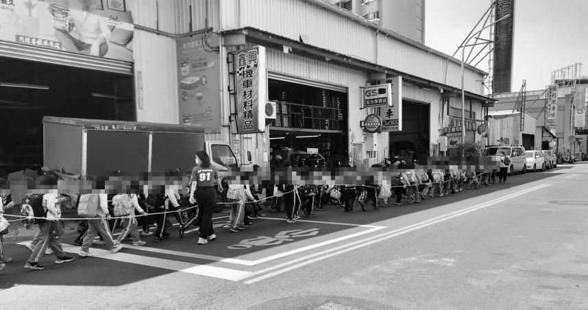 「行人地獄」不是叫假的！高雄50幼童「拉繩隔出人行道」自保　畫面超心酸