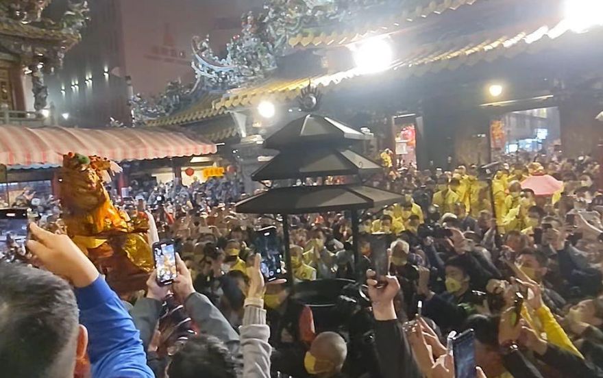 白沙屯媽祖進香/恭請媽祖登轎北返！男子亂摸遭打手　網怒：不尊重還要神保佑