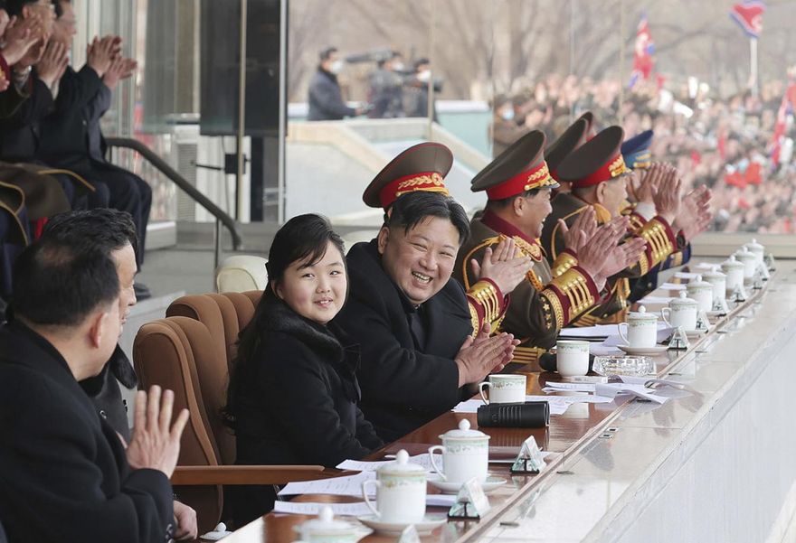 北韓小公主金朱愛再亮相！金正恩攜愛女看球賽　好心情寫臉上全程燦笑不止