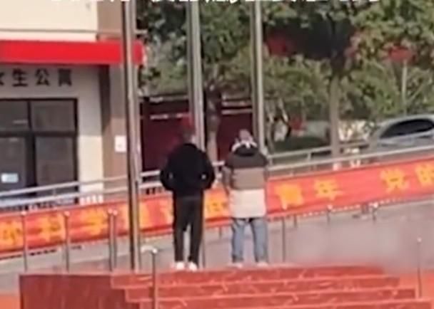 影/遲到無特權！陸校2師被校長罰站升旗台　同事：最後一分鐘差100公尺