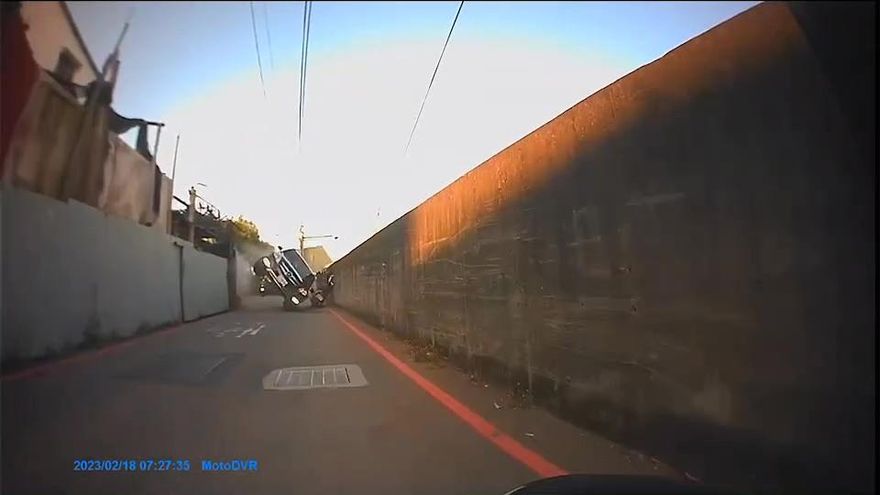 影/台中女駕駛巷子神奇翻車！騎士險遭壓扁　驚險畫面曝光