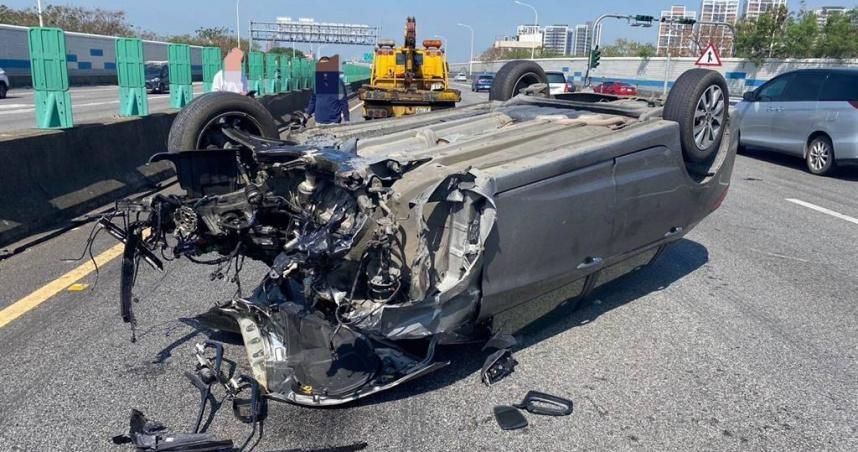 國道2號轎車失控撞護欄！車頭全毀翻覆內車道　女駕駛輕傷