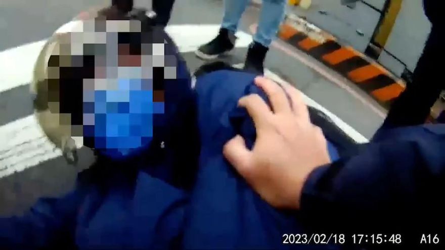 影/新北男拒檢衝撞警用機車！他遭撞倒英勇起身逮人　驚險影片曝