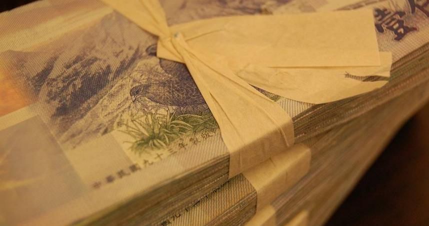 偷雞不著蝕把米！超商店員假借「倒垃圾」偷拿8.7萬　結果損失70萬
