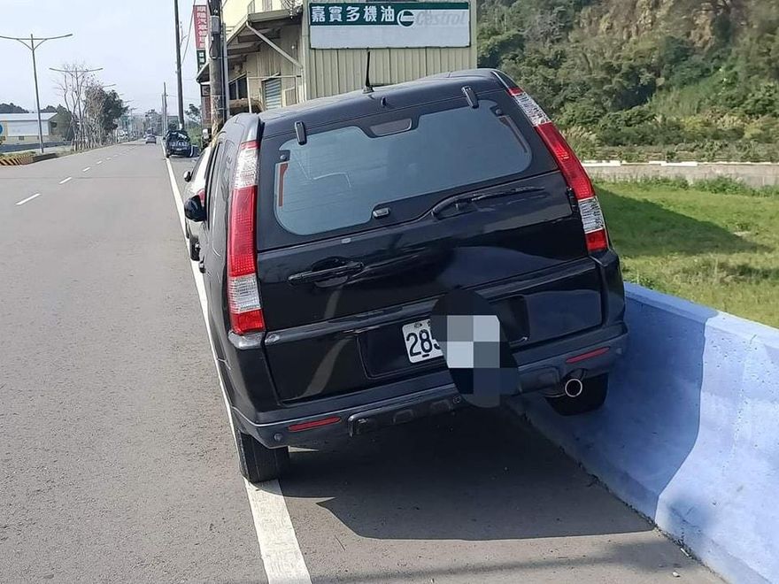 芎林人停車騎上護欄！車身半懸空　超狂絕技曝光…網曝1可能原因