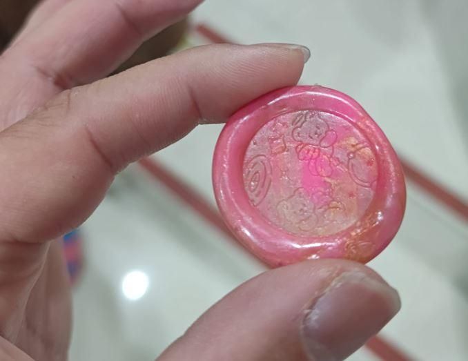 國小妹炫耀美術作品！爸近看見「粉色套子」　嚇壞揭驚人真相
