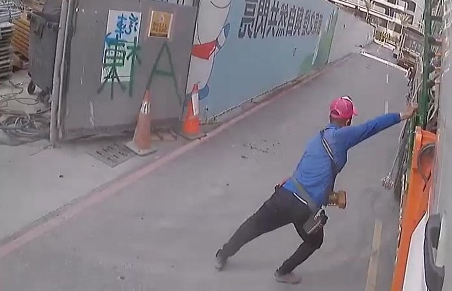 影/驚悚！高雄工人被吊車壓死　手撐「整車鷹架」　瞬間奪命畫面曝