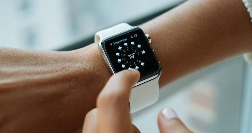 戴Apple Watch「手腕凹陷還疼痛」　醫籲：出現「1症狀」應立刻拿下！